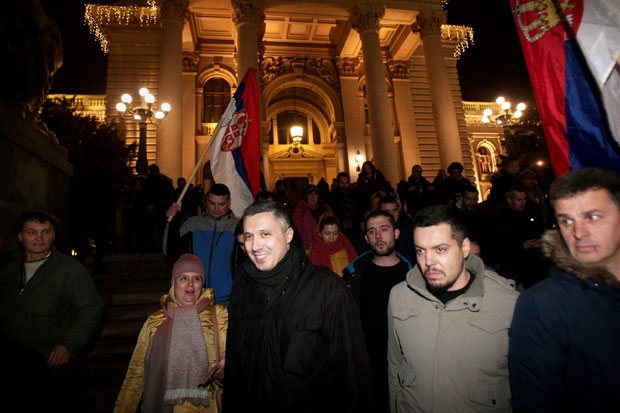 Власт о скандалу на протесту: Омаловажили заставу, тако би и Србију